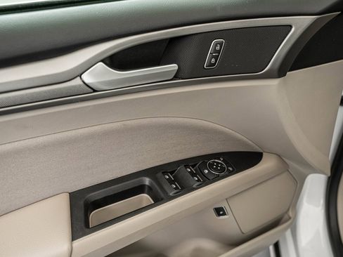 Used 2018 Ford Fusion SE image 16