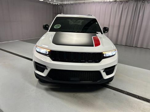 Used 2022 Jeep Grand Cherokee Altitude image 2