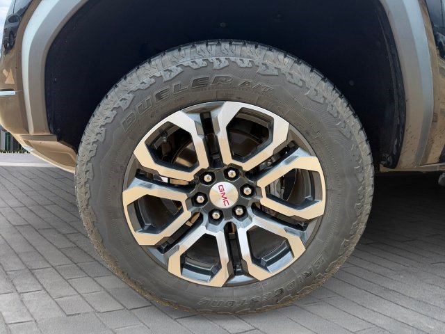 Used 2024 GMC Canyon AT4 w/ AT4 Premium Package AWD/4WD image 9