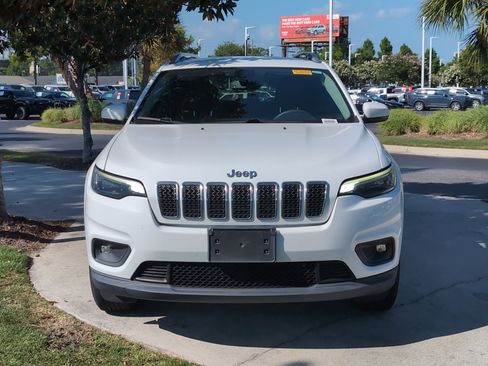 Used 2020 Jeep Cherokee Latitude Plus w/ Cold Weather Group AWD/4WD image 3