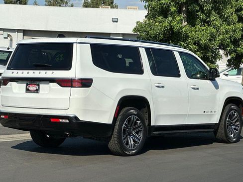 Used 2024 Jeep Wagoneer L Series II RWD image 4