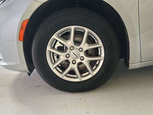 Used 2024 Chrysler Pacifica Touring-L image 27