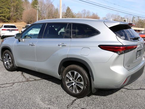 Used 2022 Toyota Highlander XLE image 3