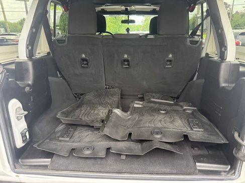 Used 2019 Jeep Wrangler Unlimited Rubicon w/ Cold Weather Group image 29