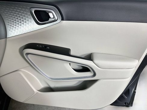 Used 2025 Kia Soul LX FWD image 36