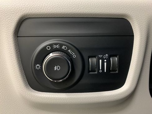 Used 2022 Jeep Grand Cherokee Overland AWD/4WD image 27