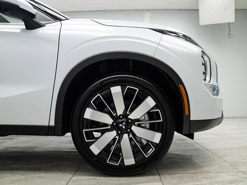 Used 2025 Mitsubishi Outlander SE image 30