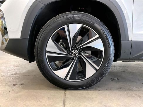 Used 2025 Volkswagen Taos SE w/ Panoramic Sunroof Package image 12