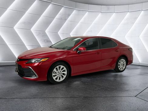 Used 2024 Toyota Camry LE image 3