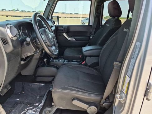 Used 2018 Jeep Wrangler Unlimited Sahara AWD/4WD image 9