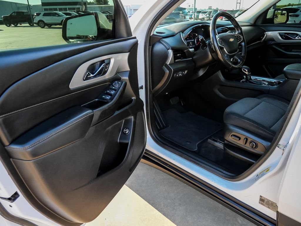 Used 2021 Chevrolet Traverse LT FWD image 32