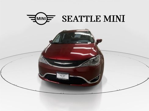Used 2017 Chrysler Pacifica Touring-L FWD image 3