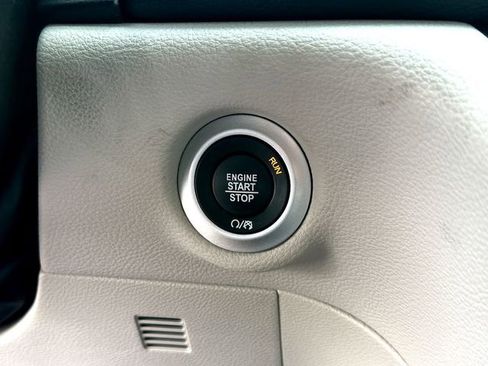 Used 2023 Chrysler Pacifica Limited image 17