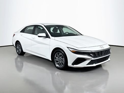 Used 2024 Hyundai Elantra SEL FWD image 3