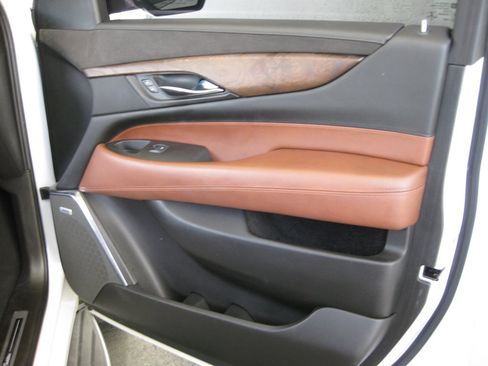 Used 2016 Cadillac Escalade Luxury image 38