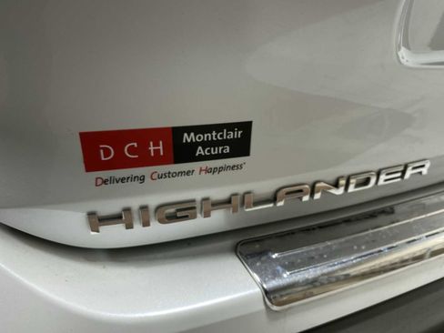Used 2023 Toyota Highlander LE FWD image 7