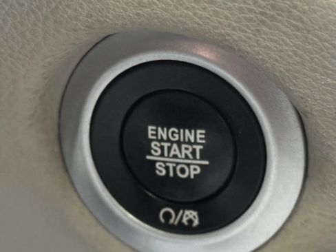 Used 2019 Chrysler Pacifica Limited image 31