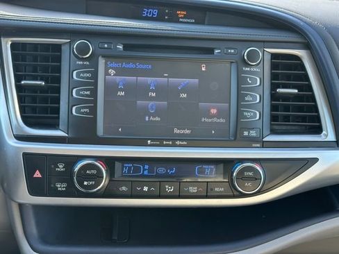 Used 2019 Toyota Highlander XLE image 20