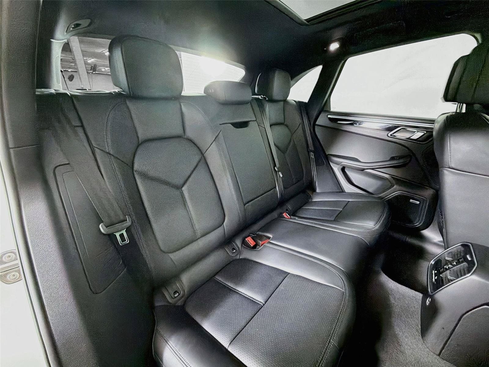 Certified 2022 Porsche Macan AWD/4WD image 27