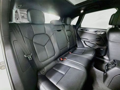 Certified 2022 Porsche Macan AWD/4WD image 27