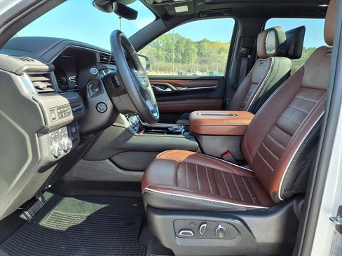 Used 2024 GMC Yukon XL Denali Ultimate AWD/4WD image 3