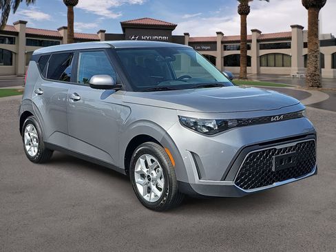 Used 2025 Kia Soul LX FWD image 2