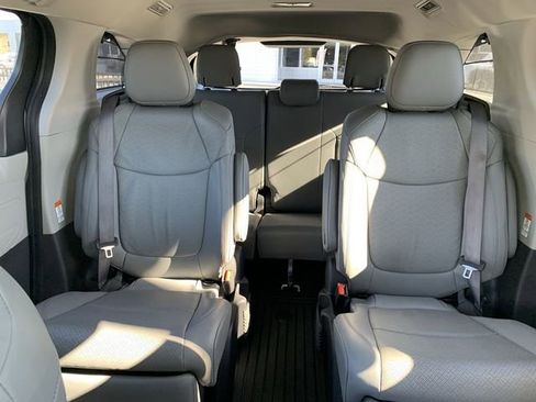 Certified 2023 Toyota Sienna Limited image 32