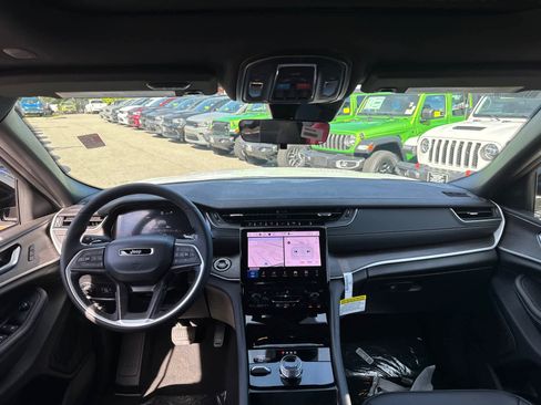 New 2025 Jeep Grand Cherokee L Limited w/ Black Appearance Package image 34