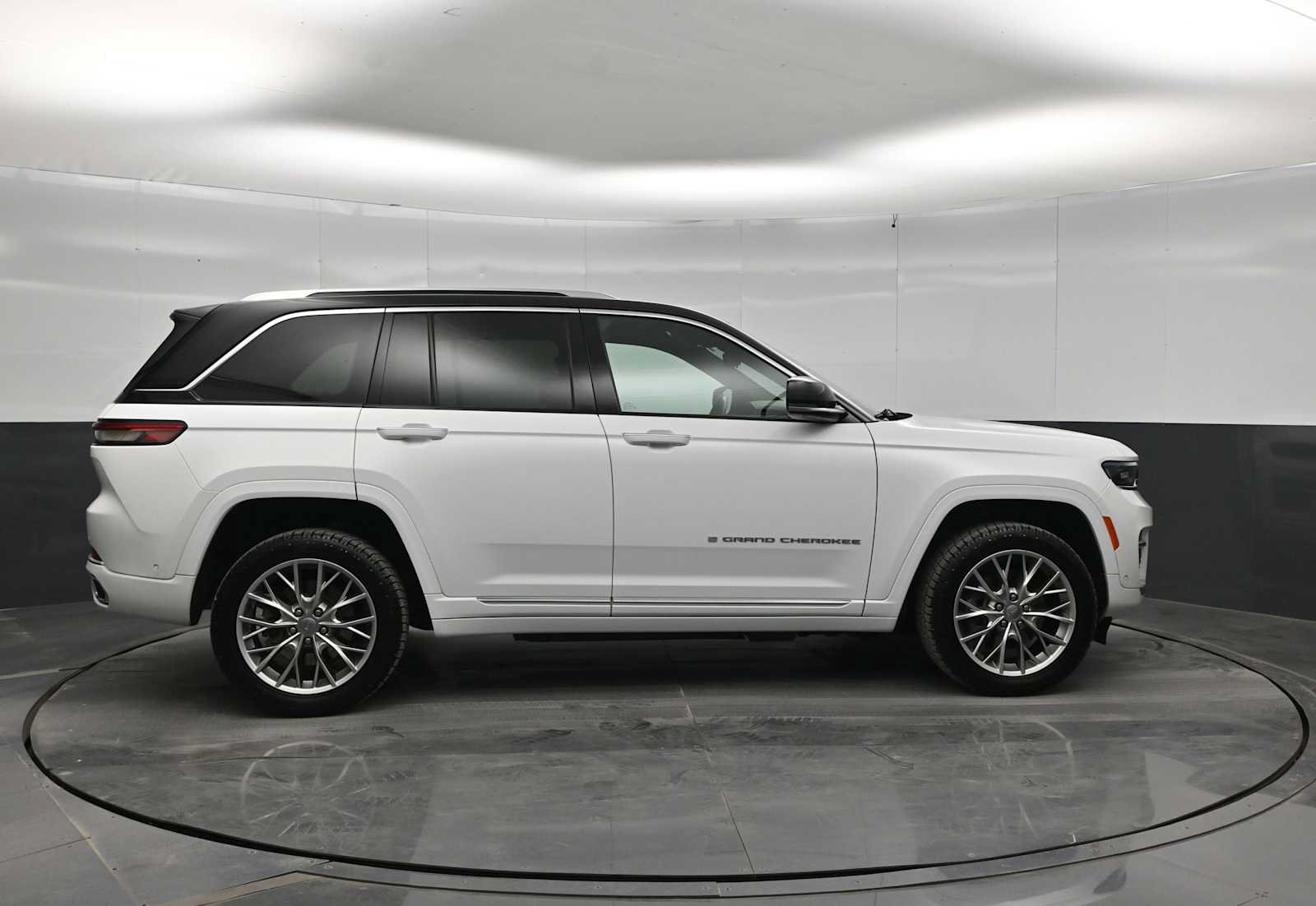 Used 2022 Jeep Grand Cherokee Summit w/ Advanced Protech Group IV AWD/4WD image 8