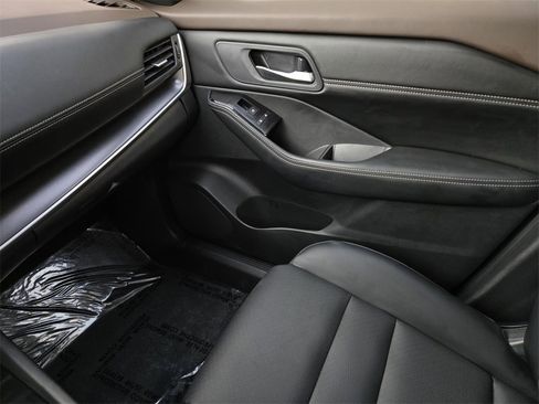 Used 2023 Nissan Rogue SV w/ SV Premium B Package image 27