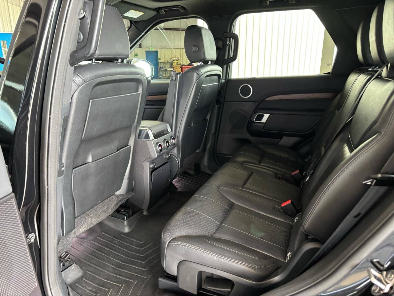 Used 2017 Land Rover Discovery HSE AWD/4WD image 24
