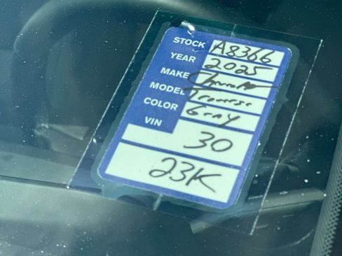 Used 2025 Chevrolet Traverse LT image 26