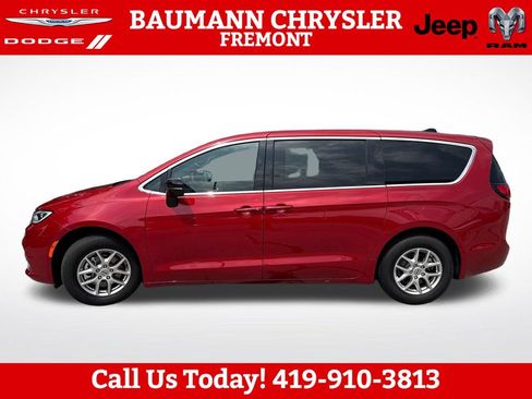 Used 2025 Chrysler Pacifica Select FWD image 3
