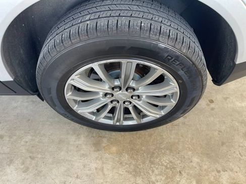 Used 2017 Cadillac XT5 Luxury w/ Driver Awareness Package FWD image 10