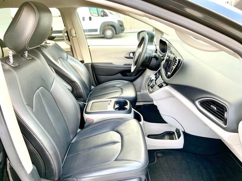 Used 2023 Chrysler Pacifica Touring-L FWD image 29