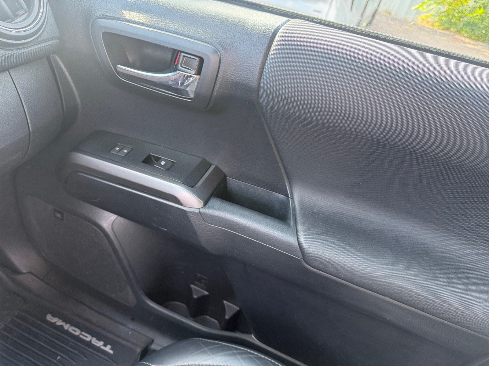 Used 2018 Toyota Tacoma TRD Sport AWD/4WD image 16