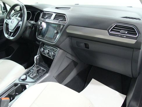 Used 2021 Volkswagen Tiguan SE w/ Panoramic Sunroof Package AWD/4WD image 19