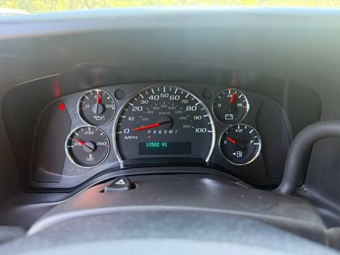 Used 2025 GMC Savana 2500 w/ Driver Convenience Package RWD image 4