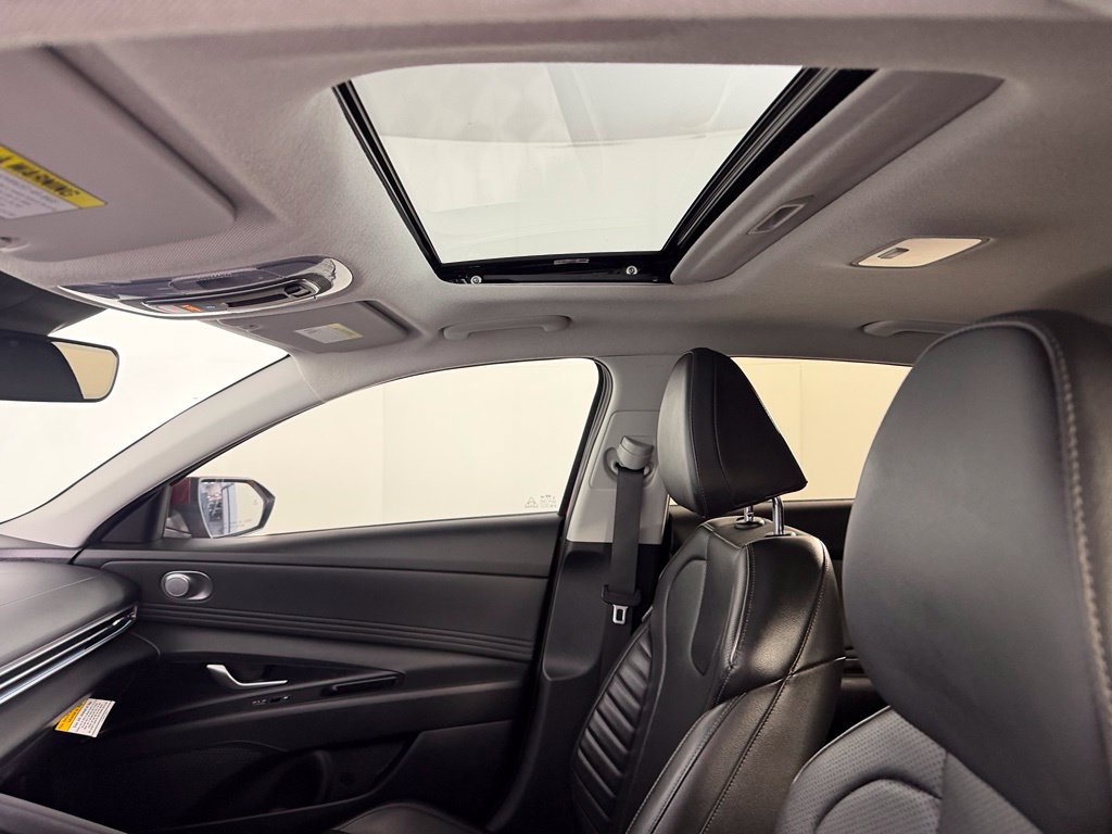Used 2025 Hyundai Elantra Limited FWD image 17