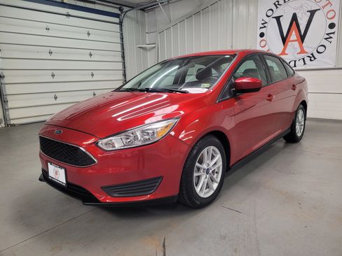 Used 2018 Ford Focus SE FWD image 2