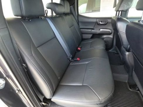 Used 2021 Toyota Tacoma Limited AWD/4WD image 18