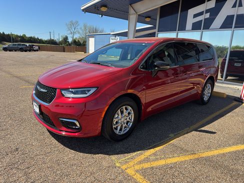 New 2026 Chrysler Pacifica Select image 2