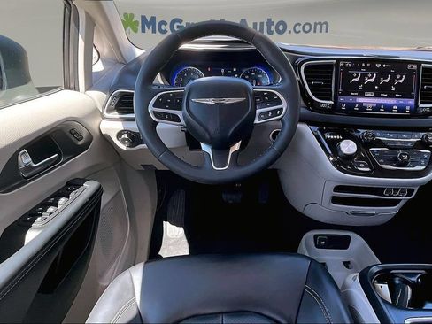 Used 2023 Chrysler Pacifica Touring-L FWD image 10