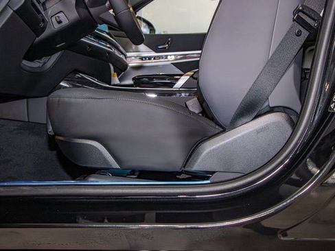 Used 2025 BMW 760i xDrive w/ Premium Package image 15