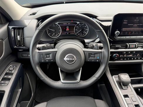 Used 2025 Nissan Pathfinder SV FWD image 25