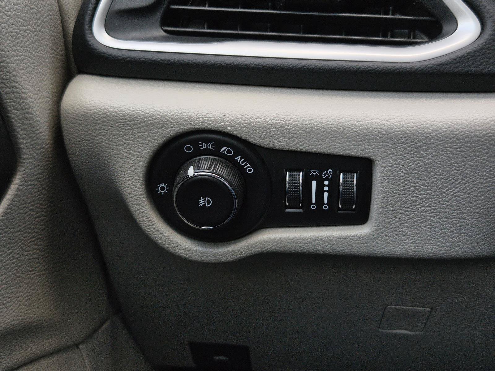 Used 2023 Chrysler Pacifica Touring-L FWD image 18