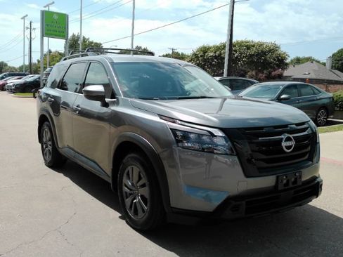 Used 2024 Nissan Pathfinder SV w/ Black Appearance Package FWD image 4