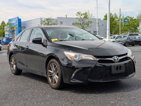 Used 2017 Toyota Camry SE image 3