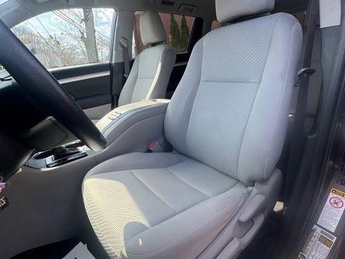Used 2019 Toyota Highlander LE FWD image 19