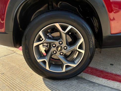 Used 2025 Chevrolet Trax LT FWD image 9